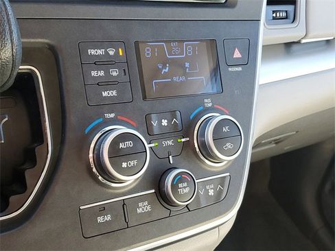 Used 2015 Toyota Sienna LE image 18