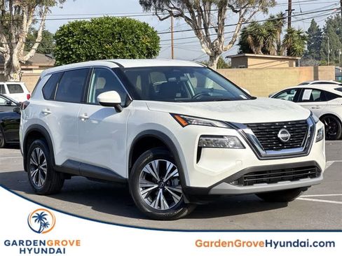 Used 2023 Nissan Rogue SV image 1