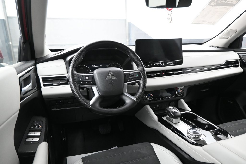 Used 2025 Mitsubishi Outlander SE FWD image 21