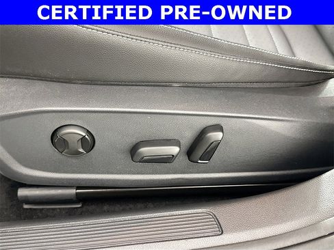 Used 2025 Volkswagen Jetta SE image 18