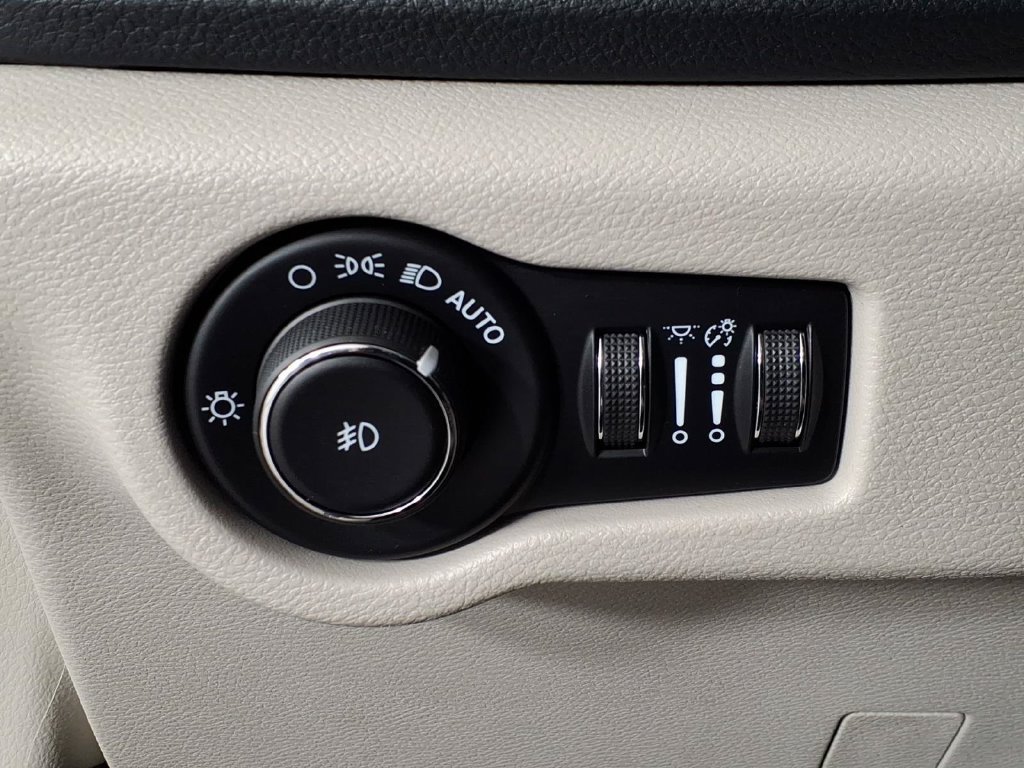 Used 2020 Chrysler Pacifica Limited FWD image 21