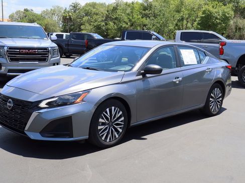 Used 2024 Nissan Altima 2.5 SV FWD image 5