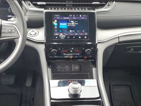 Used 2023 Jeep Grand Cherokee Laredo w/ Luxury Tech Group I AWD/4WD image 25