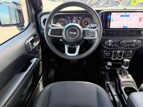 Used 2025 Jeep Wrangler Unlimited Sahara AWD/4WD image 46