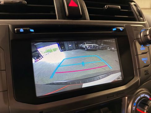 Used 2018 Toyota 4Runner SR5 AWD/4WD image 30