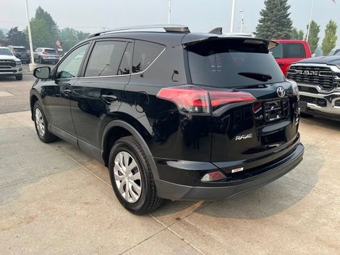 Used 2018 Toyota RAV4 LE AWD/4WD image 4