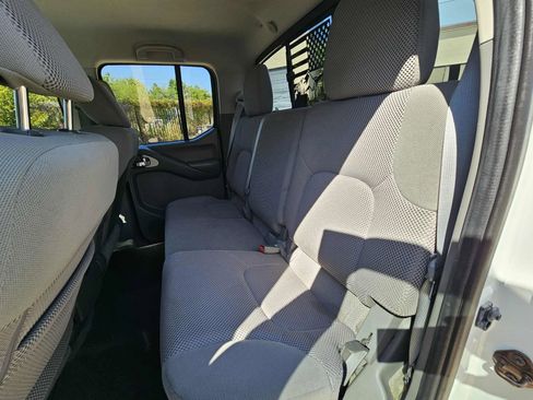 Used 2014 Nissan Frontier SV image 11