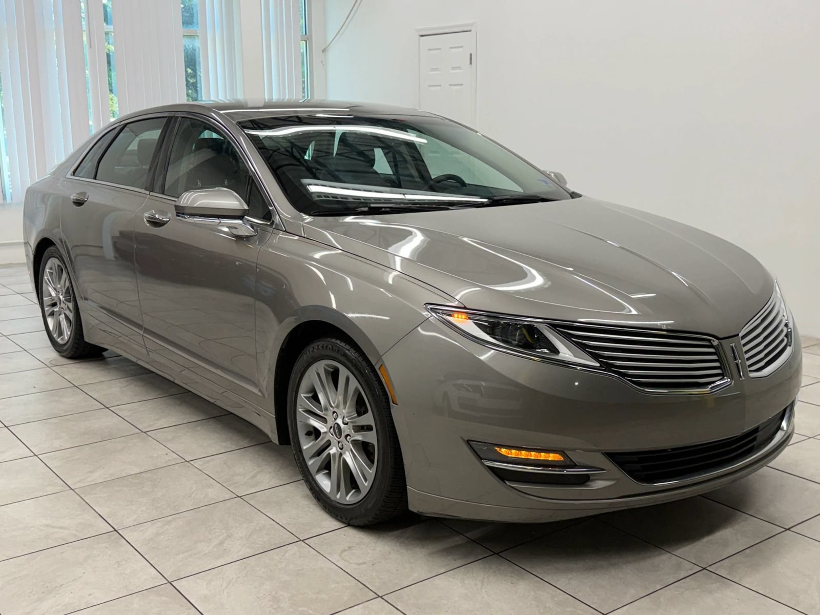 Used 2015 Lincoln MKZ FWD image 1