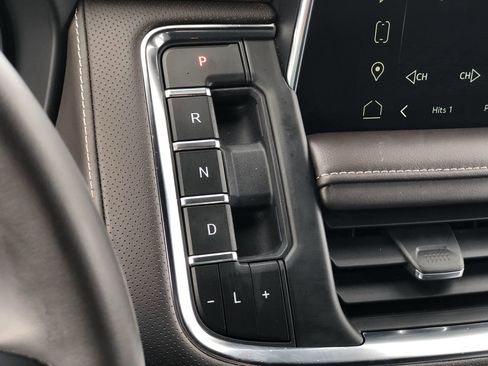 Used 2023 GMC Yukon SLT w/ SLT Premium Package image 18