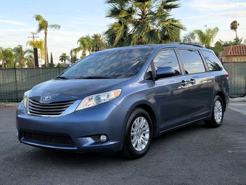 Used 2014 Toyota Sienna XLE FWD image 1