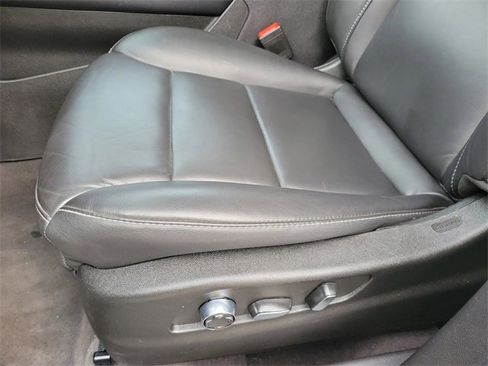 Used 2025 Cadillac XT4 Premium Luxury image 14