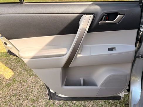 Used 2010 Toyota Highlander SE image 18