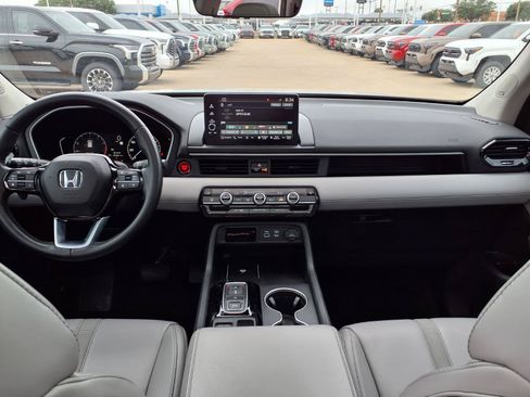 Used 2024 Honda Pilot Touring image 11