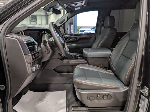 Used 2025 GMC Yukon AT4 w/ AT4 Premium Package AWD/4WD image 16