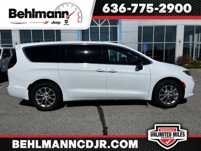 New 2025 Chrysler Pacifica Select