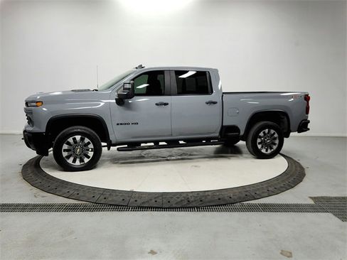 Used 2024 Chevrolet Silverado 2500 Custom w/ Custom Value Package image 4