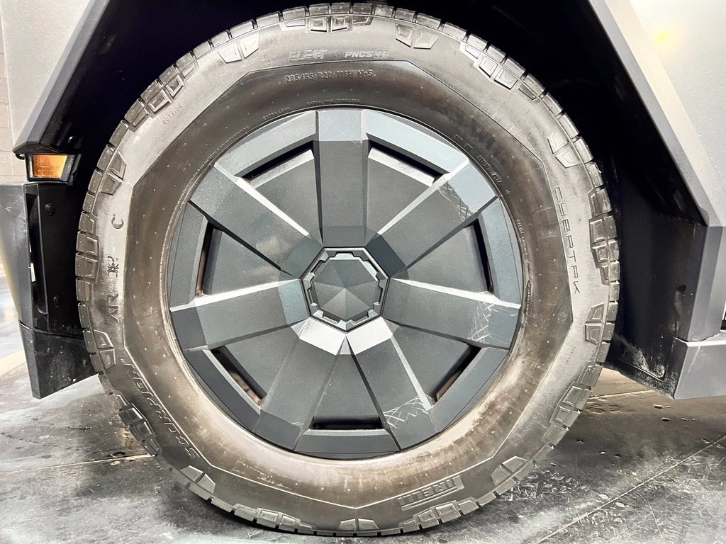 Used 2025 Tesla Cybertruck AWD Crew Cab image 12