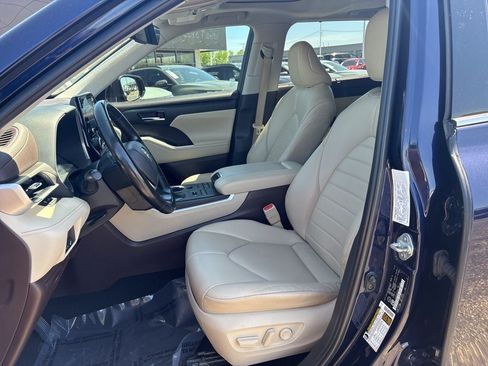 Used 2022 Toyota Highlander XLE AWD/4WD image 17