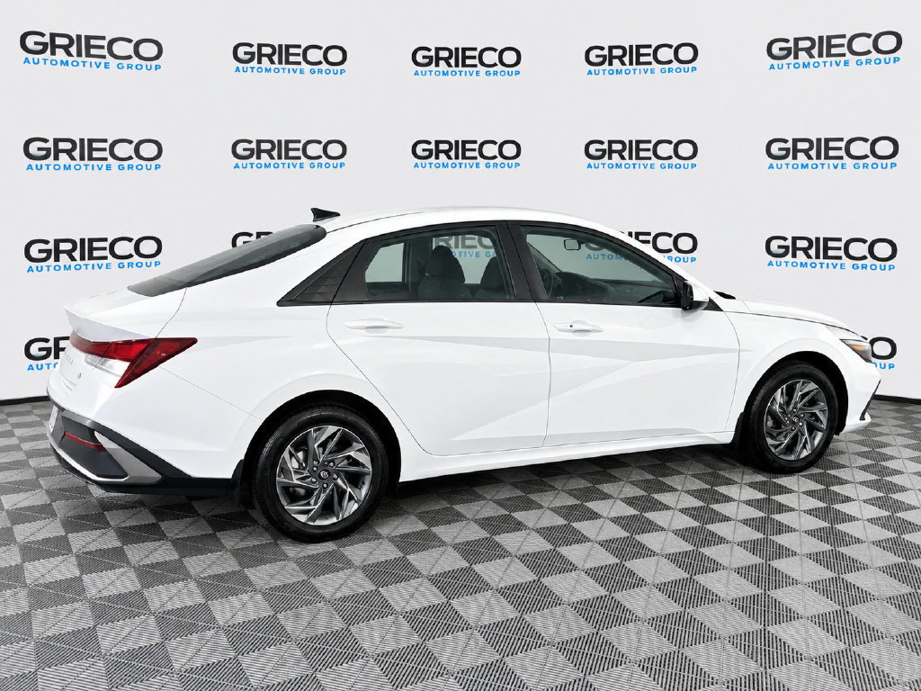 Used 2024 Hyundai Elantra SEL FWD image 2