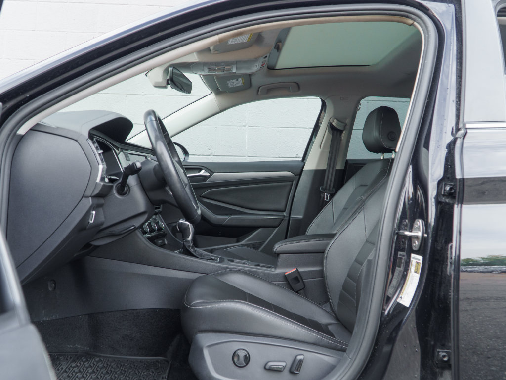 Used 2024 Volkswagen Jetta SE w/ Panoramic Sunroof Package FWD image 17