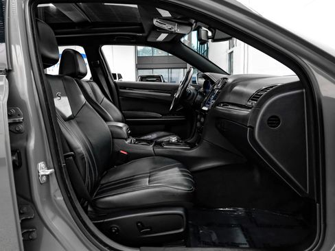 Used 2018 Chrysler 300 S w/ 300S Premium Group RWD image 46