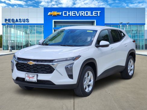 New 2026 Chevrolet Trax LS w/ LS Convenience Package FWD image 2