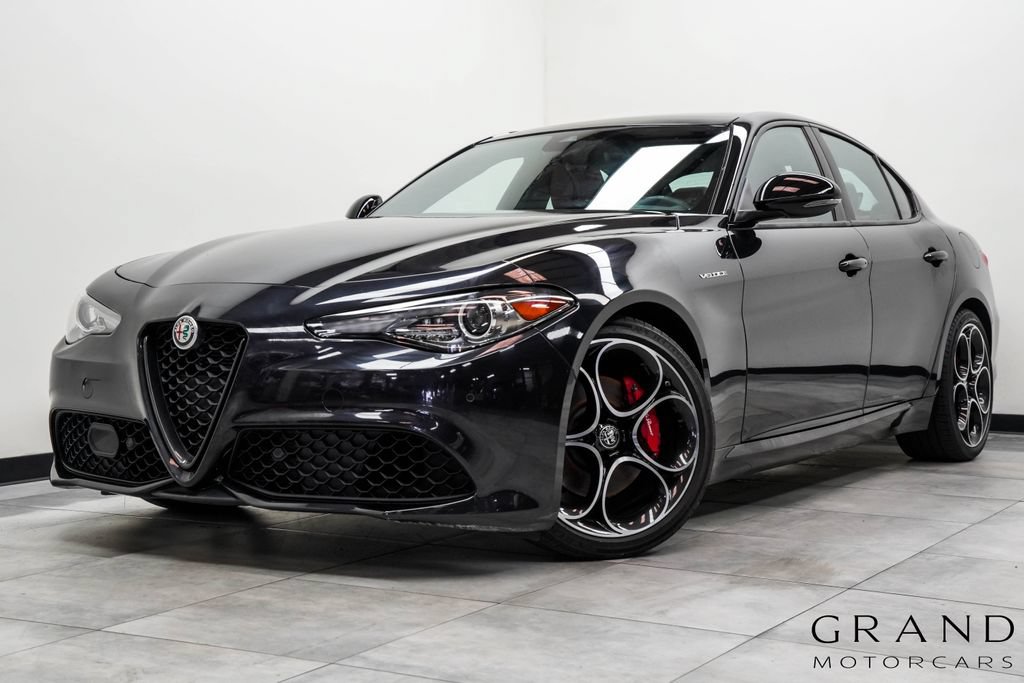 Used 2023 Alfa Romeo Giulia Veloce RWD image 1