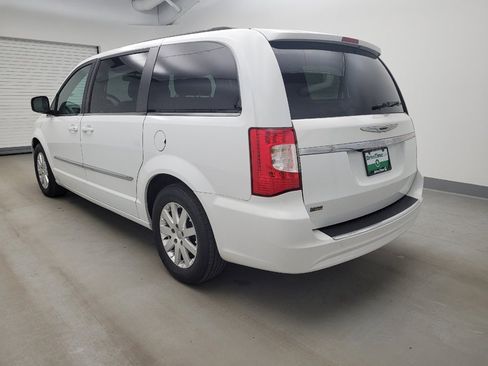 Used 2016 Chrysler Town & Country Touring image 5