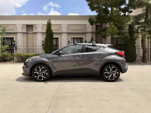 Used 2018 Toyota C-HR XLE FWD image 4