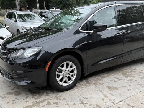 Used 2017 Chrysler Pacifica Touring FWD image 5