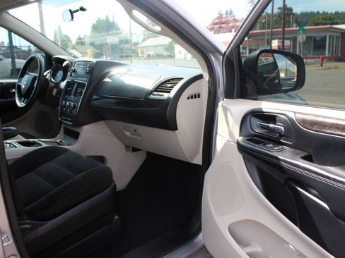 Used 2016 Dodge Grand Caravan SXT FWD image 17