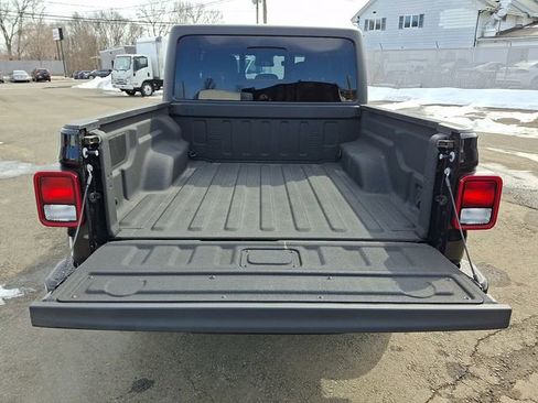 Used 2025 Jeep Gladiator Sport image 32