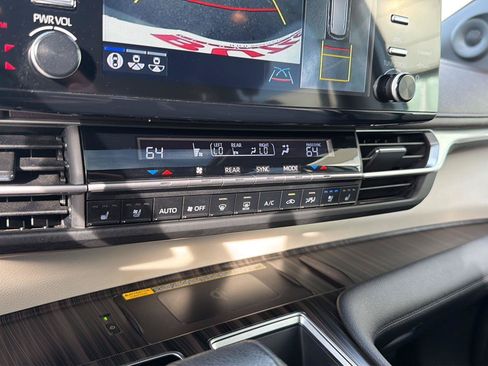 Used 2023 Toyota Sienna Platinum FWD image 27