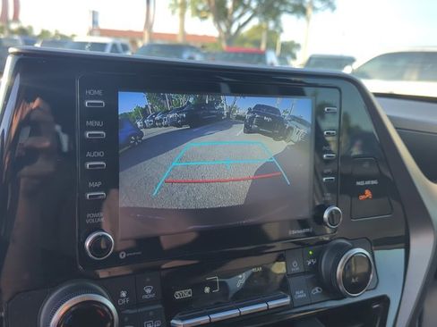 Used 2022 Toyota Highlander L FWD image 17