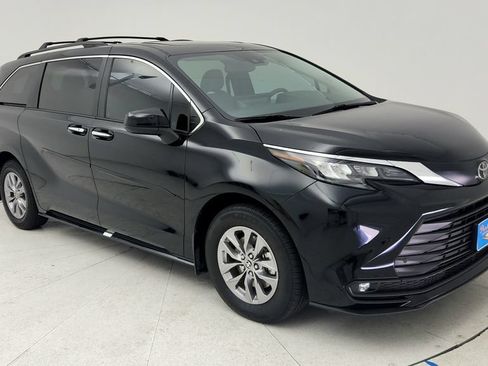 Used 2026 Toyota Sienna XLE FWD image 1