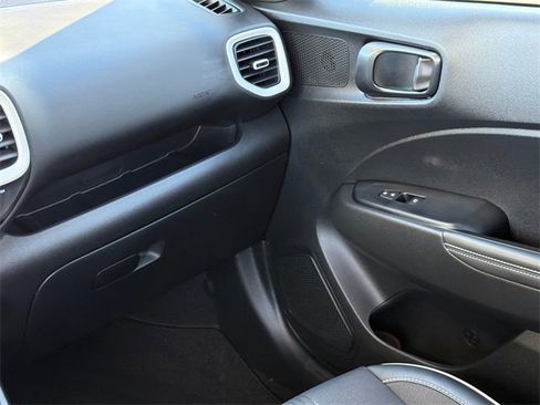 Used 2025 Hyundai Venue Limited image 15