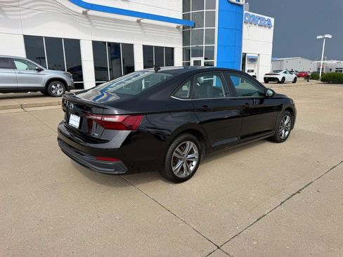 Used 2024 Volkswagen Jetta SE FWD image 2