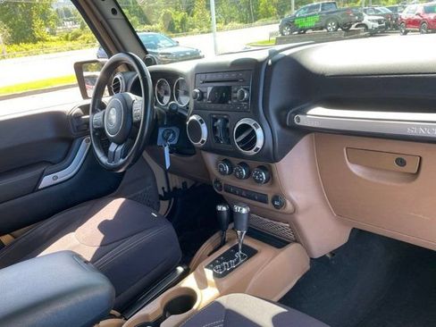 Used 2013 Jeep Wrangler Unlimited Sahara AWD/4WD image 8