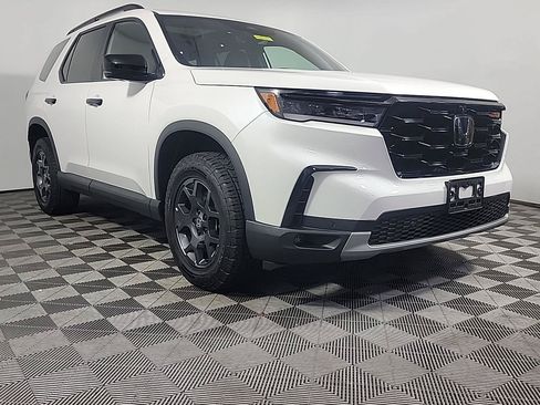 Certified 2025 Honda Pilot TrailSport image 1