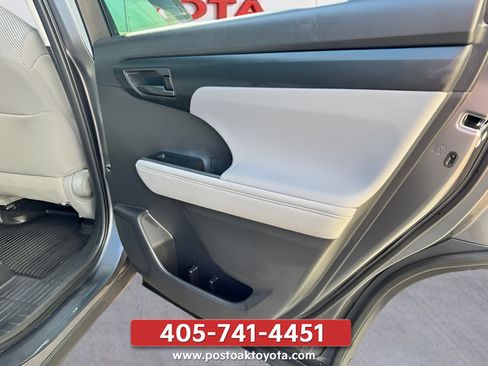 Used 2023 Toyota Highlander LE FWD image 29