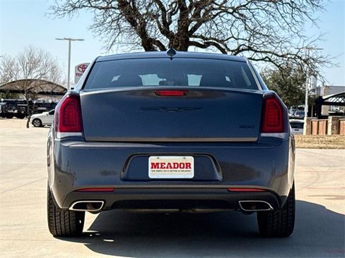 Used 2023 Chrysler 300 Touring w/ Sport Appearance Package image 7
