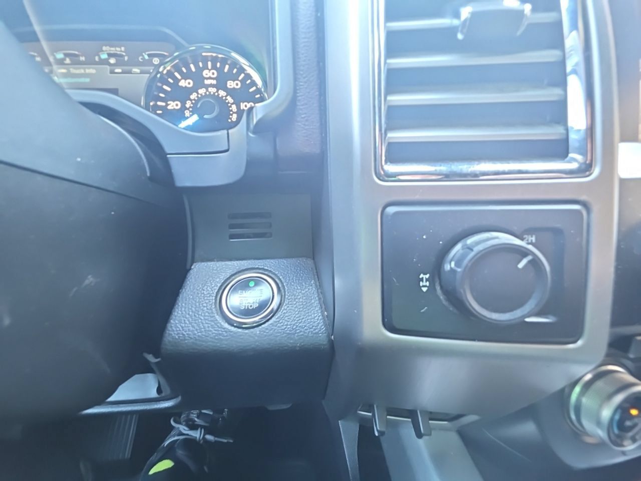Used 2015 Ford F150 Platinum w/ Equipment Group 701A Luxury AWD/4WD image 34