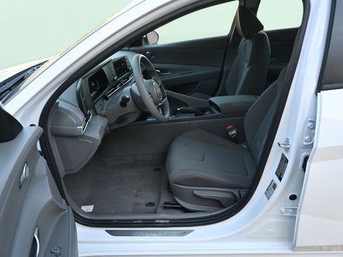 Certified 2025 Hyundai Elantra SE FWD image 10