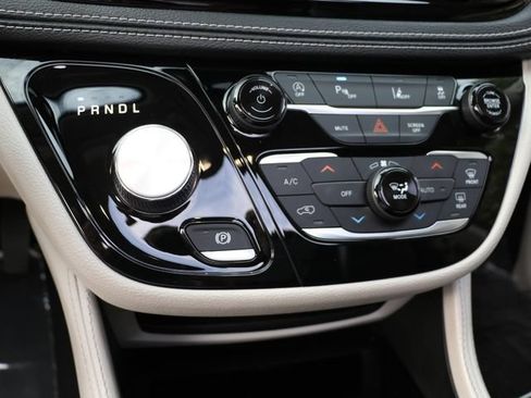 Used 2023 Chrysler Pacifica Limited FWD image 24