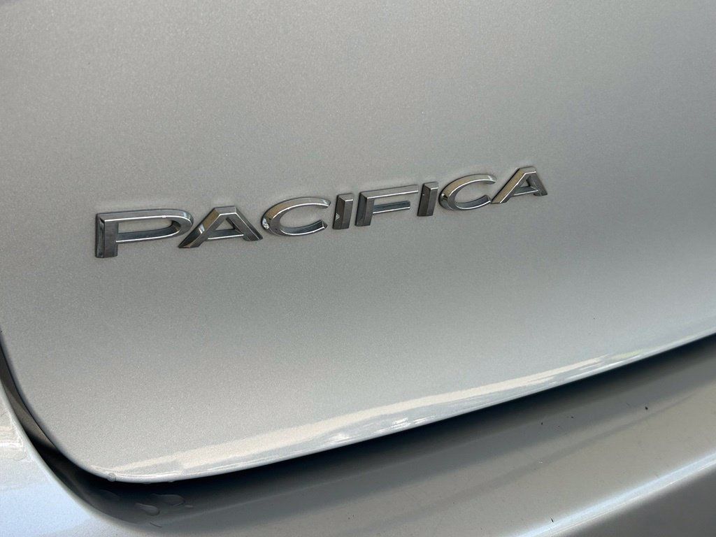 Used 2024 Chrysler Pacifica Touring-L FWD image 16