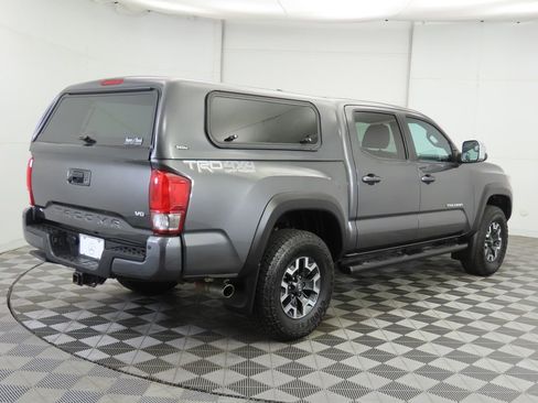 Used 2017 Toyota Tacoma TRD Off-Road w/ Premium & Technology Package image 5