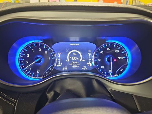 Used 2025 Chrysler Pacifica Limited image 9