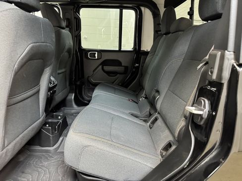 Used 2024 Jeep Gladiator Sport image 16