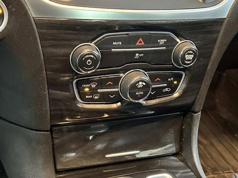 Used 2018 Chrysler 300 Touring L AWD/4WD image 30
