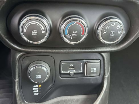 Used 2015 Jeep Renegade Sport w/ Power & Air Group image 26